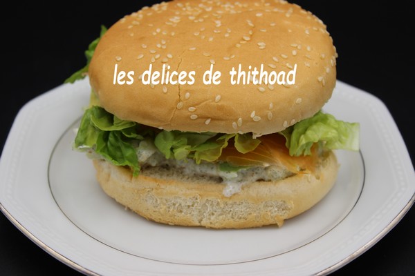 Burger saumon fumé, avocat et concombre