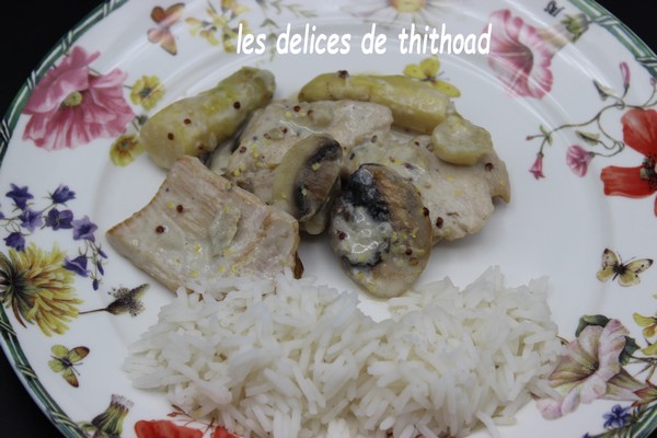 Escalopes de dinde à la crème de moutarde, asperges et champignons
