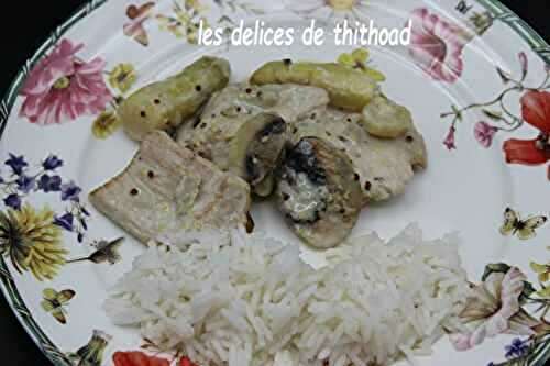 Escalopes de dinde à la crème de moutarde, asperges et champignons