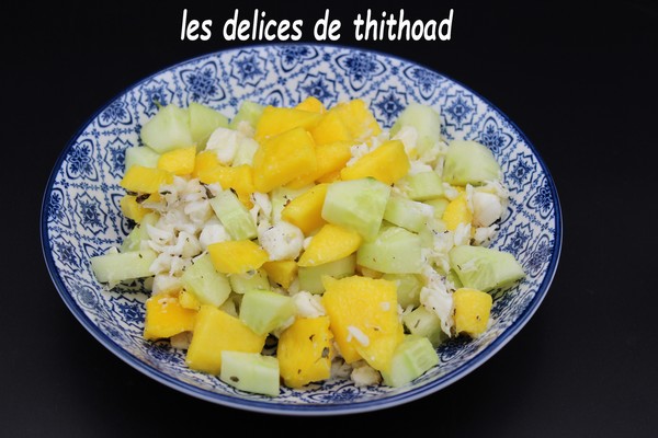 Salade de concombre, mangue et crabe
