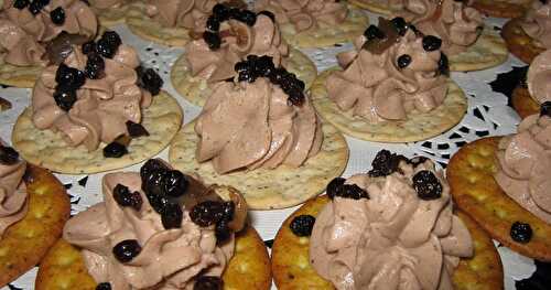 CANAPÉ DE PÂTÉ DE FOIE AUX RAISINS SUCRÉS