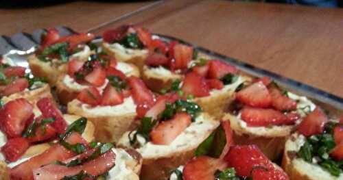 CANAPÉS AU FROMAGE DE CHÈVRE ET FRAISES