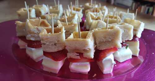 CANAPÉS GAUFRES-FRAISES-BRIE