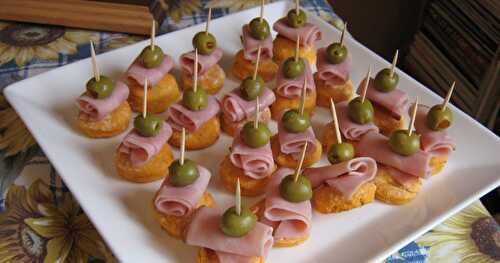 CANAPÉS JAMBON-OLIVE SUR PETIT BISCUIT