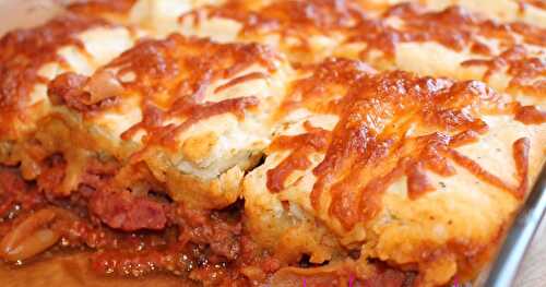 CASSEROLE DE BOEUF ET FÈVES AVEC BISCUITS AU FROMAGE