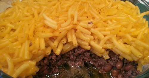 CASSEROLE DE BOEUF HACHÉ, FÈVES AU LARD ET MACARONI AU FROMAGE