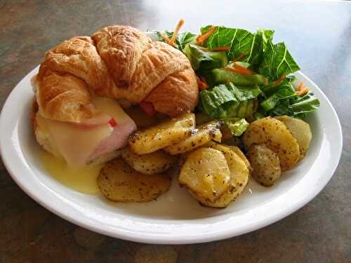 CROISSANT GARNI SAUCE HOLLANDAISE