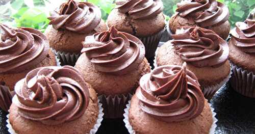 CUPCAKE AU CHOCOLAT ET À L'ANANAS