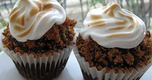 CUPCAKE AU CHOCOLAT ET GRAHAM GARNI DE GUIMAUVE