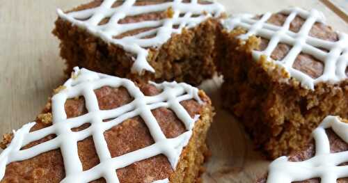 GÂTEAU À LA COMPOTE DE POMMES, GRUAU ET MÉLASSE