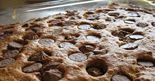 GÂTEAU AUX BANANES ET ROSETTES AU CHOCOLAT