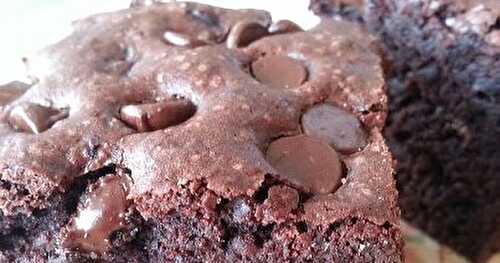 PETIT GÂTEAU AU CHOCOLAT ET FÈVES ROUGES