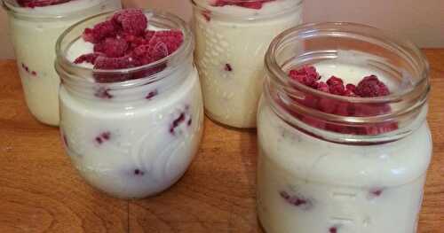 POTS DE YOGOURT À LA GUIMAUVE ET FRUITS