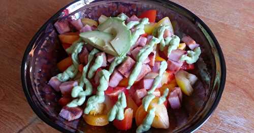 SALADE DE TOMATES, JAMBON GRILLÉ ET VINAIGRETTE CRÉMEUSE À L'AVOCAT