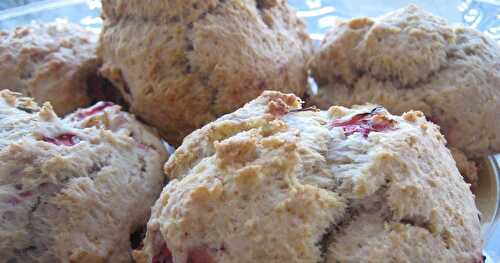 SCONES À LA CRÈME ET AUX FRAISES