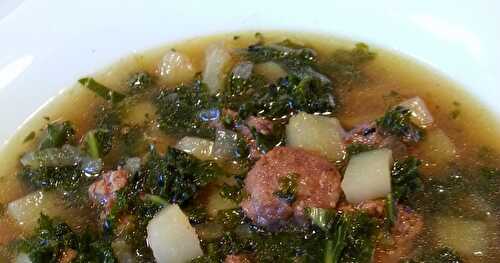 SOUPE À LA SAUCISSE ITALIENNE, KALE ET PATATES