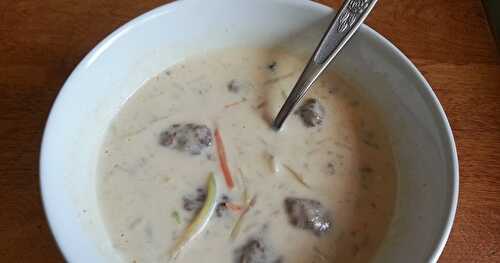 SOUPE CRÉMEUSE AUX BOULETTES À L'ASIATIQUE