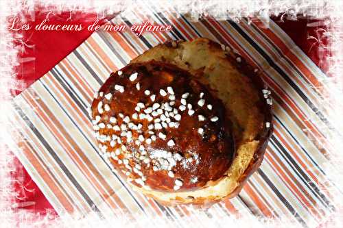 Brioche traditionnelle aux raisins secs et petits sucres