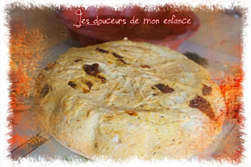 Pain aux herbes de Provence et tomates séchées