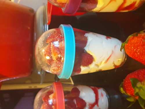 Petit suisse sirop grenadine /framboises fraîches surmonter dans son Dôme de fraises fraîches avec son sucre tagad