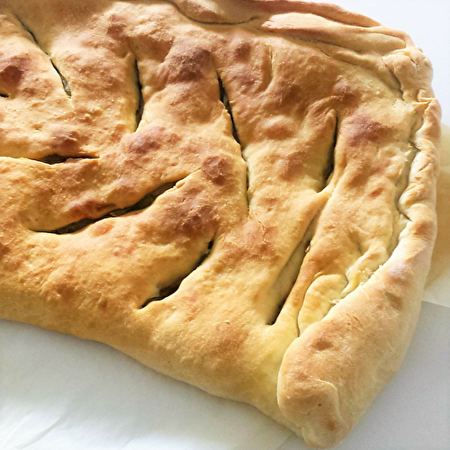 Fougasse aux oignons caramélisés, crème et poireaux {végétalien}