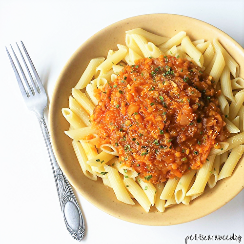 Penne sauce tomate, lentilles corail & légumes planqués