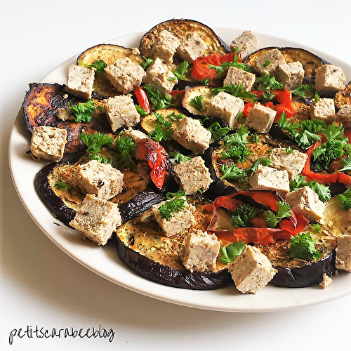 Salade d’aubergine grillée, tomate & tofu aux olives