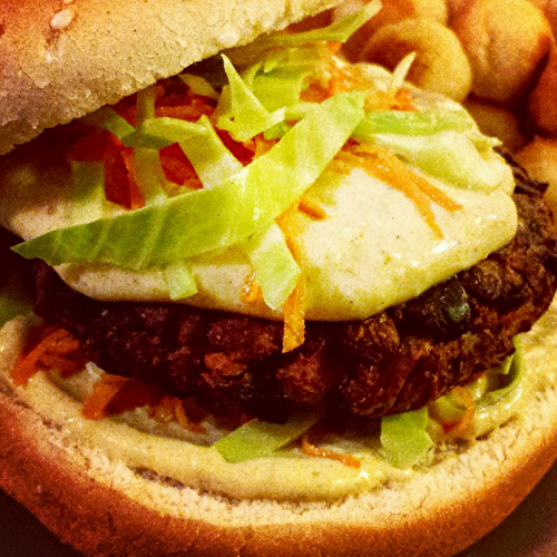 Sweet & spicy burger {tempeh, cacahuète, sauce curry}