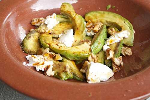 Avocats grillés au chèvre frais et piment d’espelette