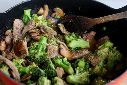 Boeuf sauté au saté, champignons et brocolis