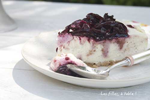 Cheesecake sans cuisson aux cerises, chocolat blanc et fève tonka