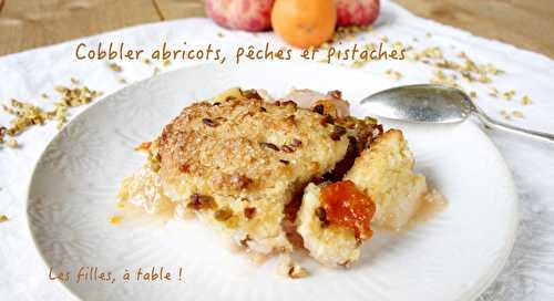 Cobbler aux abricots, pêches et éclats de pistache