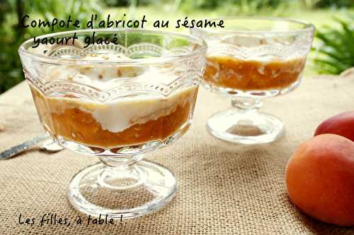 Compote d’abricot au sésame, yaourt glacé