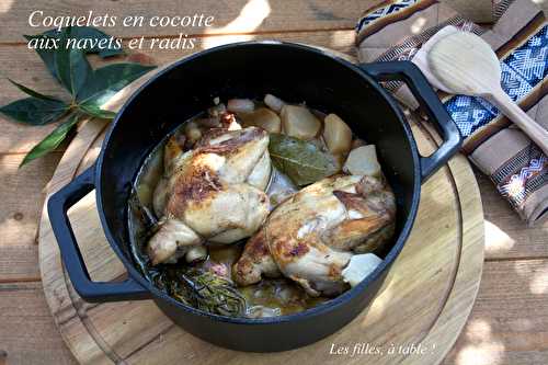 Coquelets en cocotte aux petits navets, radis et romarin