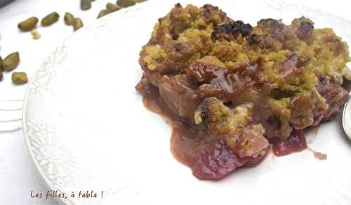 Crumble aux pêches, caramel et pistaches