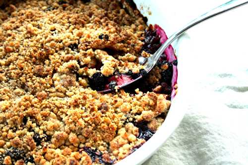 Crumble aux pommes et fruits rouges