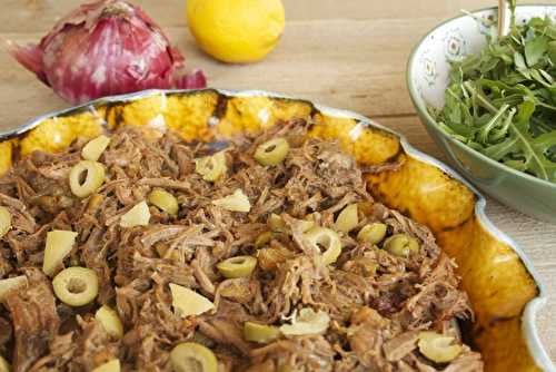 Epaule d’agneau confite aux fruits secs, olives et citron