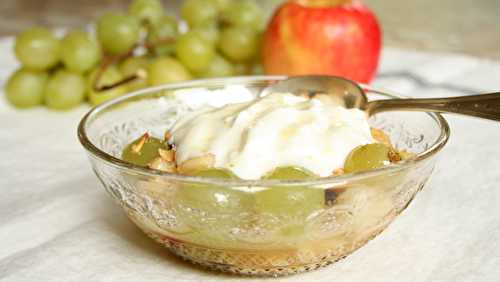 Fruits frais en sirop de miel et yaourt grec