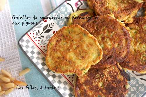 Galettes de courgettes au parmesan et aux pignons de pin