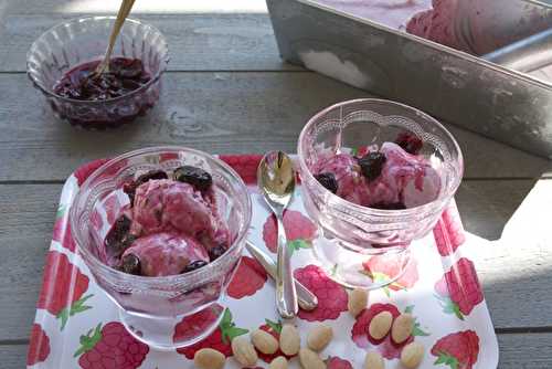 Glace à la cerise et aux amandes, coulis aux cerises