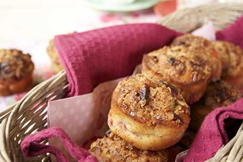 Muffins à la rhubarbe et aux fraises, crumble noix de pécan