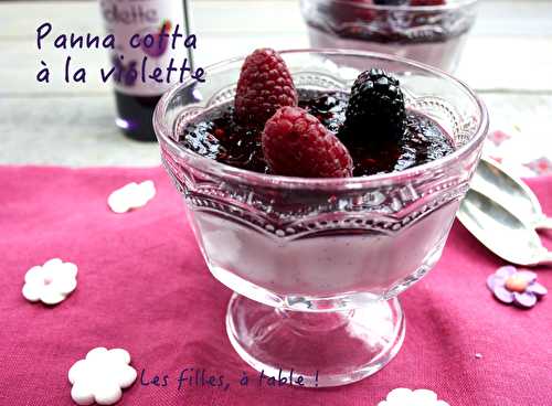 Panna cotta à la violette, coulis mûres framboises