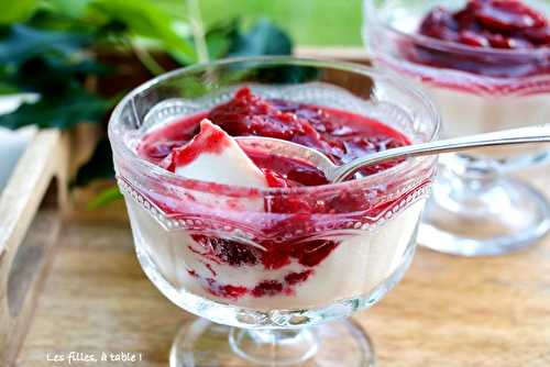 Panna cotta au yaourt grec et compotée de prunes