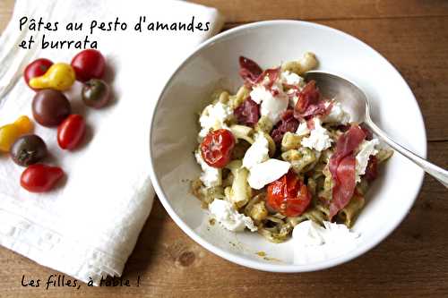 Pâtes au pesto d’amande, burrata, bresaola et tomates cerises