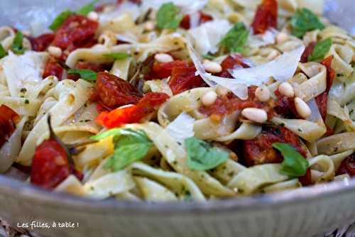 Pâtes aux tomates cerises confites et pesto