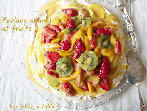 Pavlova ananas, fruits frais et crème coco