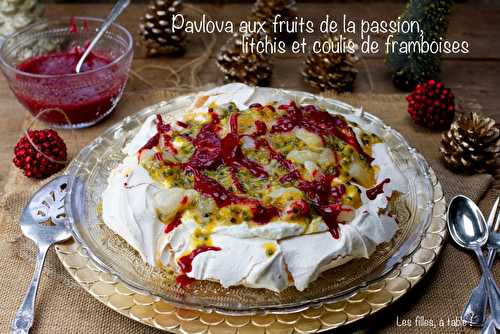 Pavlova aux fruits de la passion, litchis et coulis de framboises