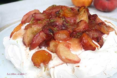 Pavlova aux pêches rôties et citron vert