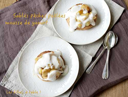 Sablés pêches poêlées et mousse de yaourt