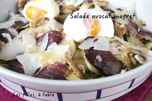 Salade avocat, magret séché et oeuf mollet